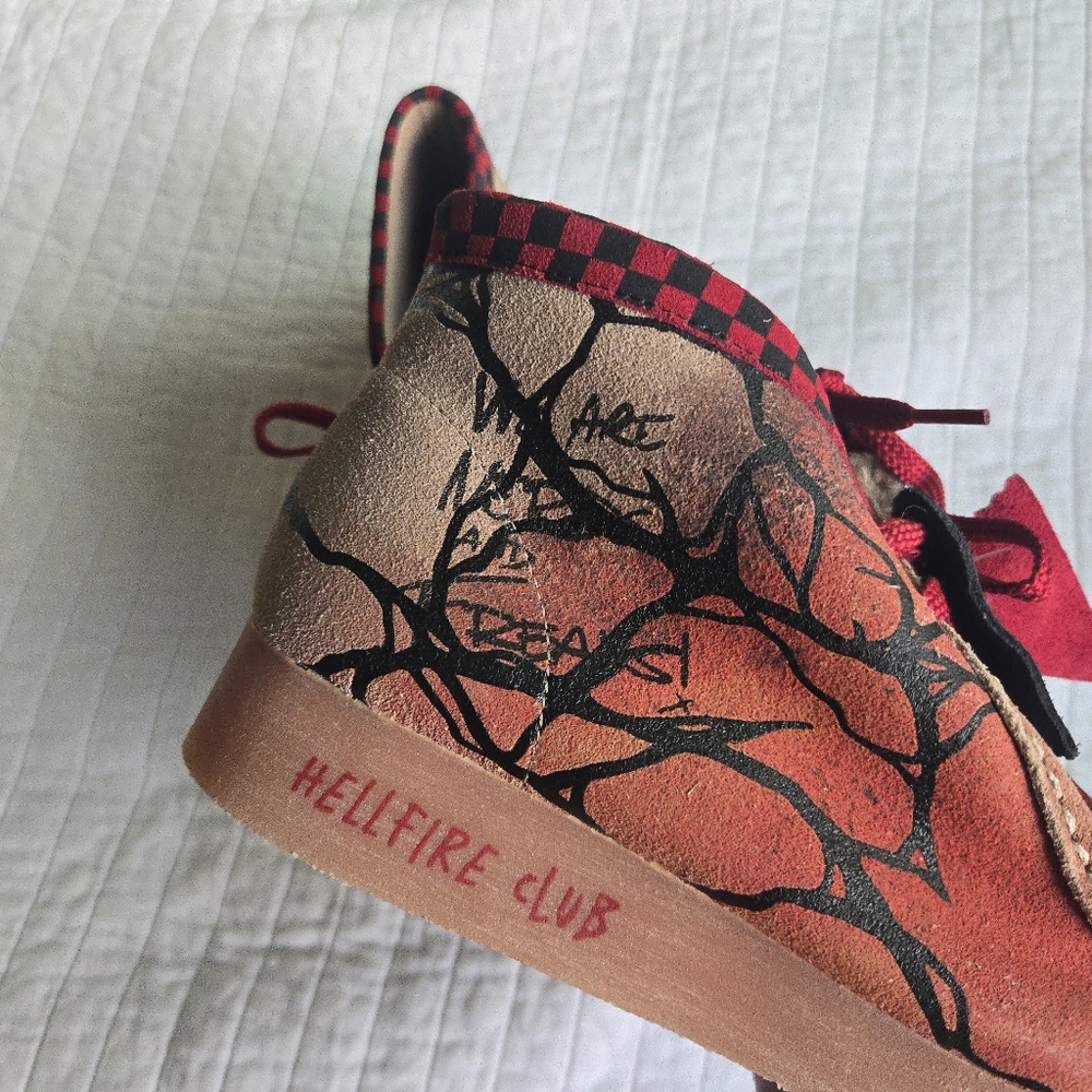 Stranger Things x Clarks Wallabee Evo Dark Sand Women Size 11 Red 012026 - Picture 4 of 10
